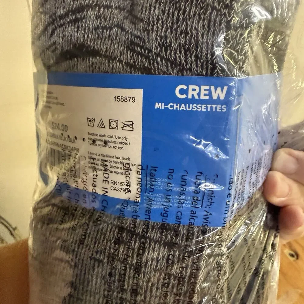 New Columbia Womens 4 Pair Crew Socks. Sz 4-10, Black With snowflakes, Stripes